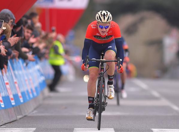 I cittadini di Larciano applaudono al successo di Matej Mohorič nella Gran Premio Industria e Artigianato (foto Tim de Waele/TDWSport.com)