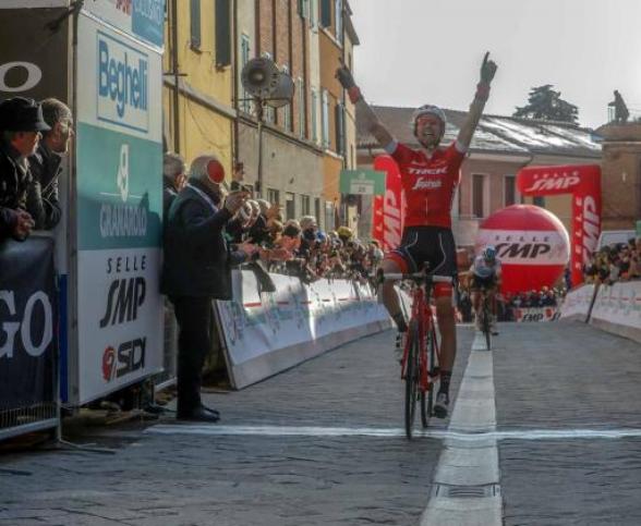 Mollema taglia in solitaria il traguardo di Sogliano al Rubicone, tradizionale epilogo della Settimana Internazionale Coppi e Bartali (foto Bettini)