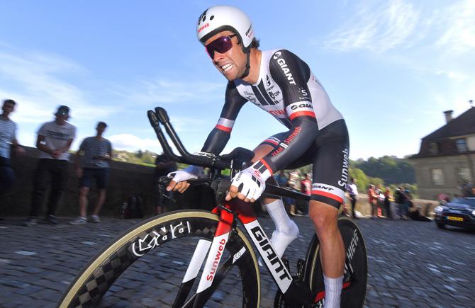 Matthews affronta il tratto in porfido che rendeva più impegnativo del previsto il cronoprologo del Giro di Romandia (foto Tim de Waele/TDWSport.com)