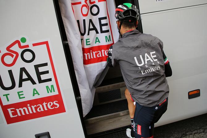 Fabio Aru sia appresta a salire sul van dellUAE Team Emirates al termine di una frazione per lui drammatica (foto Bettini)