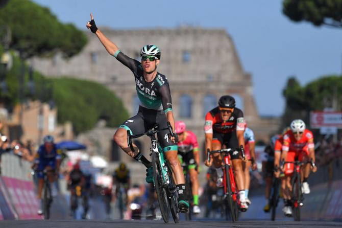 È firmata da Sam Bennett la volata nello scenario più bello del mondo (Getty Images)