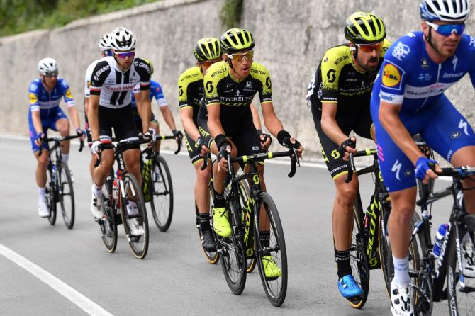 Chaves scortato dai compagni di squadra durante la critica tappa di Gualdo Tadino (foto Tim de Waele/TDWSport.com)