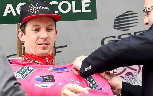 Claeys indossa la maglia di leader al termine della frazione conclusiva della Quattro Giorni di Dunkerque (foto AFP)