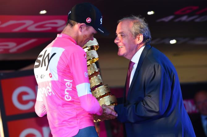 Il direttore del Giro dItalia Mauro Vegni si congratula con Chris Froome (foto Bettini)