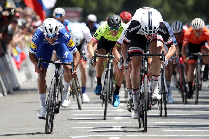 Il colpo di reni di Gaviria sul traguardo finale di Sacramento (Getty Images)