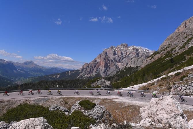 Istantanea del Giro 2017 sulle Dolomiti (foto Tim de Waele/TDWSport.com)