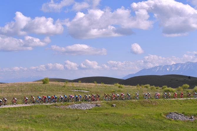 Il serpentone del Giro solca le strade che attraversano il verde paesaggio degli altipiani abruzzesi (foto Tim de Waele/TDWSport.com)