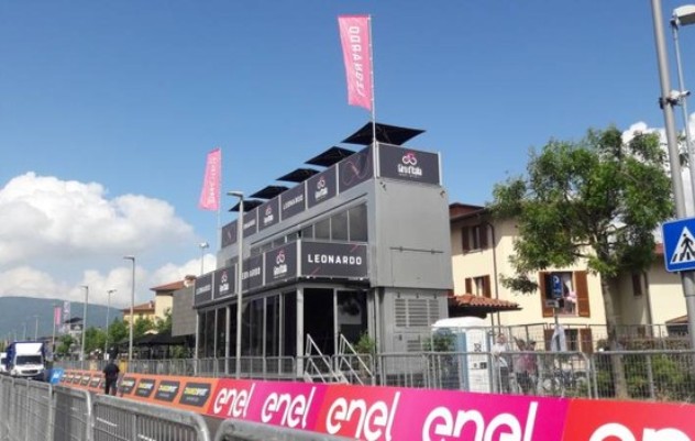 La tribuna dalla quale i giornalisti della TV commentano le fasi saliente delle tappe del Giro: questa è quella allestista sul rettilineo darrivo di Iseo (www.ilgiorno.it)