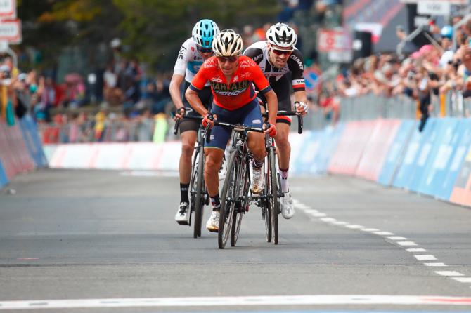 Sul rettelineo darrivo di Pratonevoso si perfeziona lattacco alla rosa di Simon Yates da parte della triade Dumoulin - Pozzovivo - Froome (Getty Images)