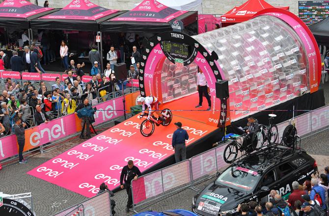 La rampa di lancio in Piazza del Duomo a Trento vista al momento della partenza di Tony Martin (foto Tim de Waele/TDWSport.com)