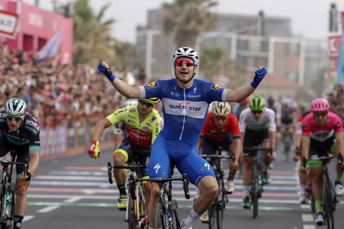 È di Elia Viviani la prima firma italiana del Giro 2018 (foto Bettini)