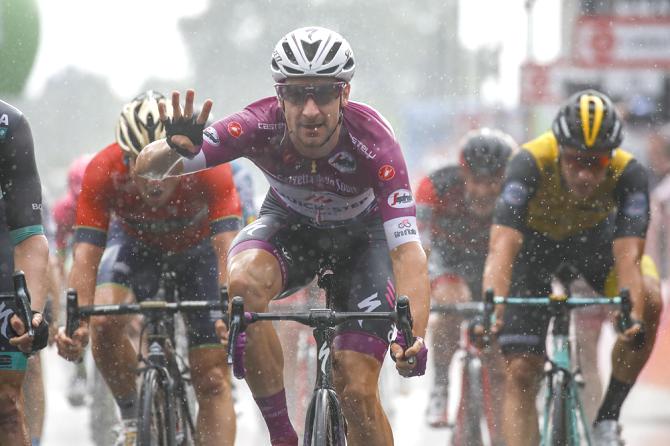 Viviani infila la quarta perla tra le bollicine degli spumanti franciacortini (foto Bettini)