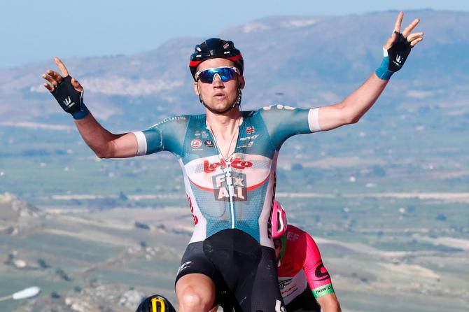 La sagoma del belga Wellens svetta sugli avversari in cima al ripido strappo di Caltagirone (Getty Images)