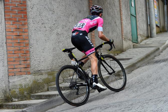 Anche sul traguardo di Osimo gli avversari di Yates hanno potuto solo vedere la schiena della maglia rosa (foto Bettini)