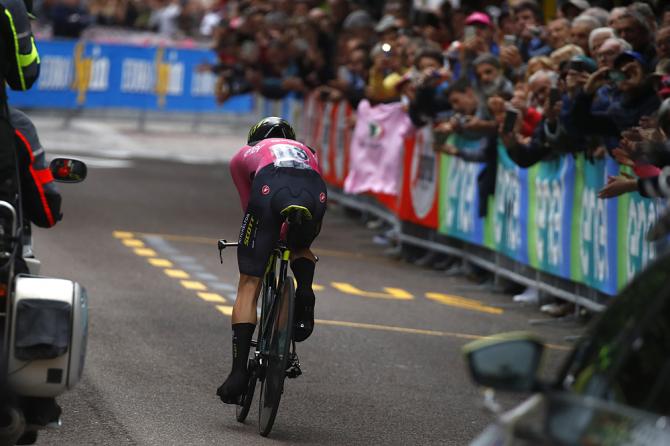 Yates si difende egregiamente sulle strade della crono Trento - Rovereto e salva la sua maglia rosa per poco meno di un minuto (foto Bettini)