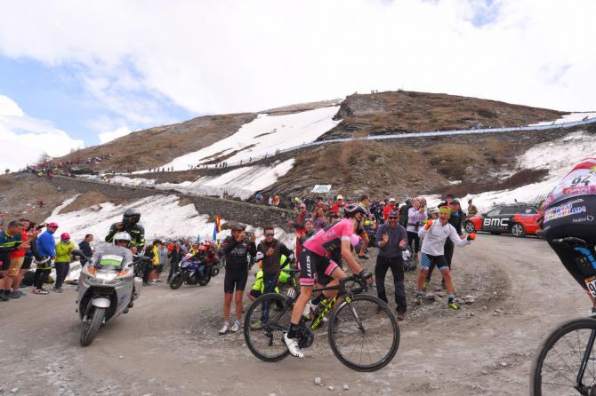 Laltra faccia del tappone di Bardonecchia è la maglia rosa Simon Yates che arranca sullo sterrato del Colle delle Finestre (foto  Tim de Waele/TDWSport.com)