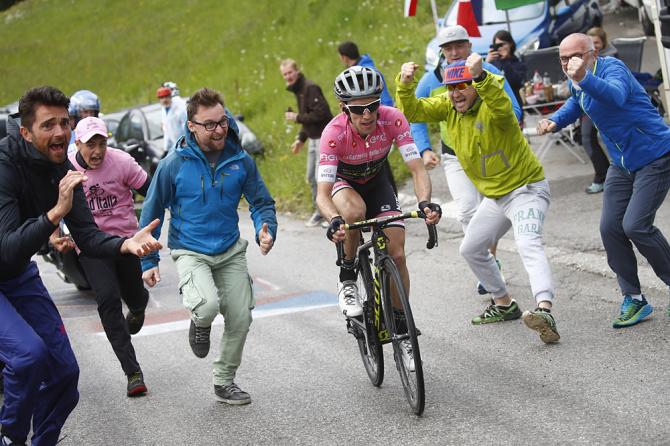 Lattacco di Simon Yates verso Sappada (foto Bettini)