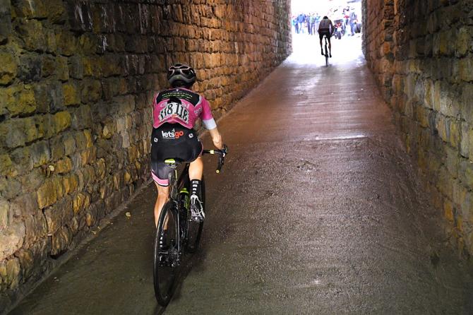 La maglia rosa Simon Yates alla caccia dello scatenato Froome allinterno di una delle gallerie dello Zoncolan (foto Tim de Waele/TDWSport.com)