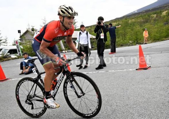 Valerio Agnoli affronta le pendenze del celebre monte Fuji  al recente Giro del Giappone (foto Bettini)