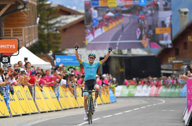 Pello Bilbao alza le braccia al cielo al termine della tappa regina del Delfinato 2018 (foto Tim de Waele/TDWSport.com)