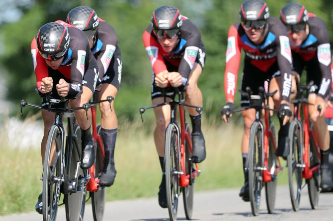 La BMC lanciata verso il successo sulle strade della cronosquadre dapertura (foto Bettini)