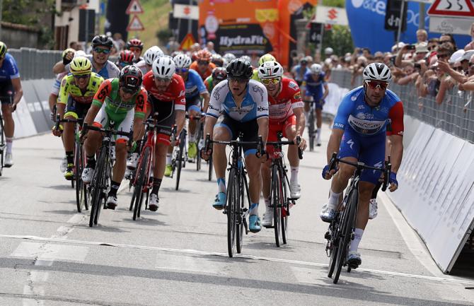 Elia Viviani si impone sul traguardo di Maser ottenendo l11a vittoria stagionale (foto Bettini)