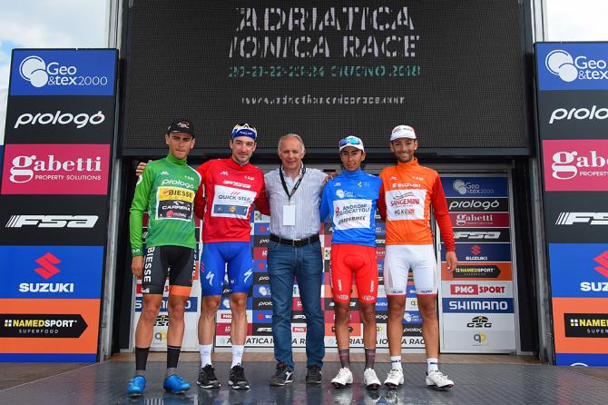 Moreno Argentin e il podio maglie della prima edizione dellAdriatica Ionica Race (foto Bettini)