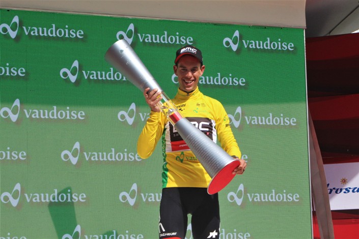 Richie Porte esibisce orgoglioso il trofeo destinato al vincitore del Tour de Suisse (foto Andrea Giorgini)