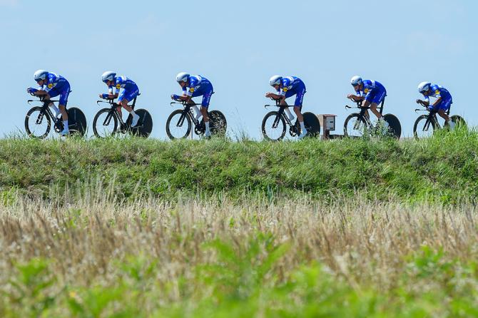 La Quick-Step in fila indiana lanciata verso il successo nella cronosquadre dapertura dellAdriatica Ionica Race (foto Bettini)