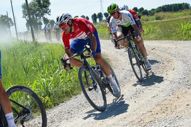 Elia Viviani affronta senza troppi problemi uno dei tratti sterrati che caratterizzavano il finale della tappa di Grado (foto Bettini)