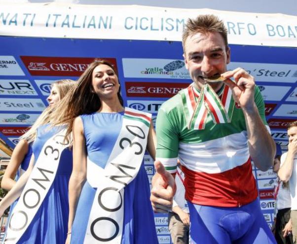 Viviani si mangia loro della sua vittoria tricolore al campionato italiano di Boario Terme (foto Bettini)