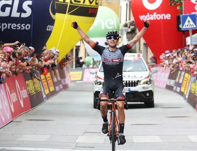 Colpo grosso di Wildauer sul traguardo di Sestola: per lui tappa, maglia rosa e maglia bianca di miglior giovane (foto Scanferla)