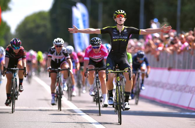 Jolien DHoore si impone agevolmente in una delle frazioni più semplici del Giro dItalia femminile (foto Tim de Waele/TDWSport.com)