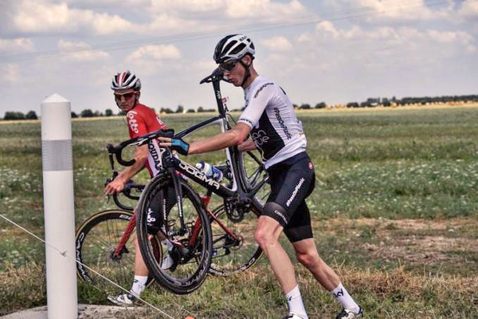 Comincia con una scampagnata fuori programma tra le campagne di Fontenay-le-Comte il Tour di Chris Froome (foto Reuters)