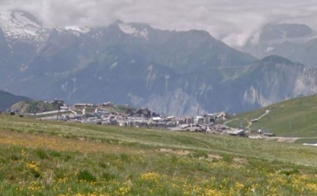 Vista retrospettiva sullAlpe dHuez ripresa dalla strada che sale al Col de Poutran (Google Street View)