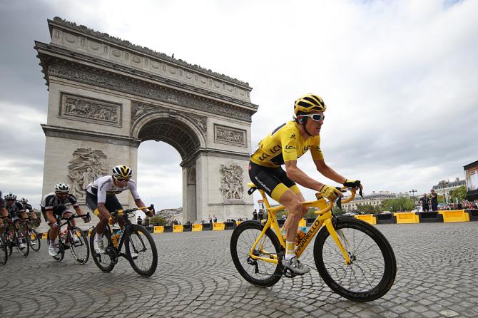 Geraint Thomas sfreccia in maglia gialla ai piedi dellArco di Trionfo parigino (Getty Images)