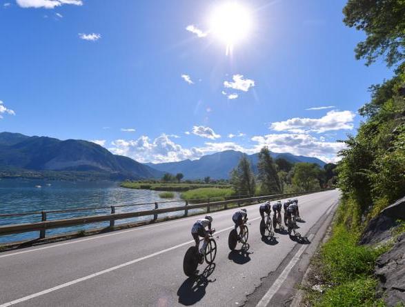 La Sunweb vola nella cronosquadre disegnata lungo le sponde del Lago Maggiore (foto Tim de Waele/TDWSport.com)