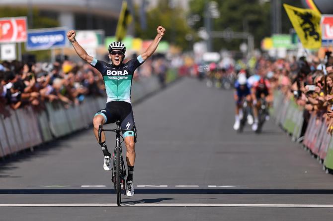 Gregor Mühlberger a braccia levate sul traguardo della penultima tappa del BinckBank Tour (Getty Images)