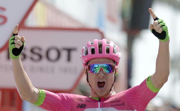 Simon Clarke esulta sul traguardo di Roquetas de Mar, sua la quinta tappa della Vuelta a España (foto EFE)