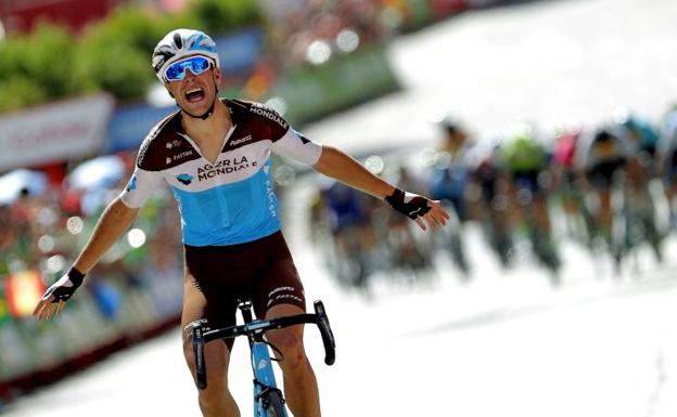 Tony Gallopin conquista la sua prima vittoria in un grande giro sul traguardo di Pozo Alcón (foto EFE)