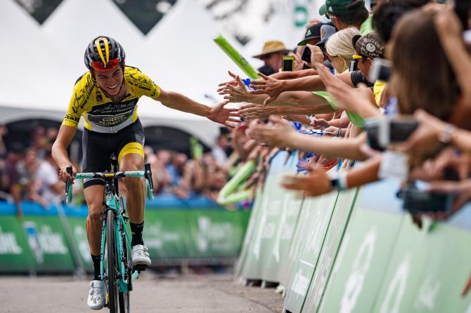 Kuss batte un cinque con i suoi tifosi dopo aver dominato il tappone del Tour of Utah (foto Jonathan Devich/epicimages.us)