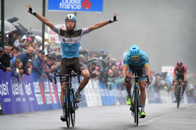 La pioggia che ha fermato il MotoGP a Silverstone non ha impedito che si correre in bici a Plouay e sotto lacquazzone sprizza verso la vittoria Oliver Naesen (foto Bettini)