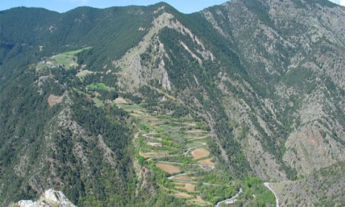 La spettacolare salita a tornanti verso il Coll de la Gallina, teatro dellarrivo della penultima tappa, ricorda quella del Passo dello Stelvio (www.studentsoftheworld.info)