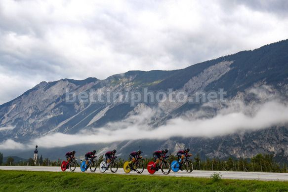 La Canyon-SRAM tiene a battesimo ledizione 2018 dei campionati del mondo imponendosi nella prima prova del cartellone, la cronometro a squadre femminile (foto Bettini)