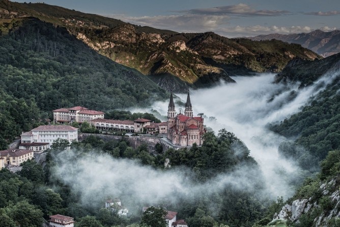 Il santuario di Covandonga, ai piedi della salita verso i mitici Lagos (ridenroad.com
