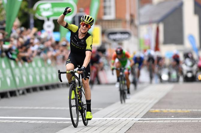 Cameron Meyer precede dun soffio Alessandro Tonelli sul traguardo della seconda frazione del Tour of Britain (Getty Images)