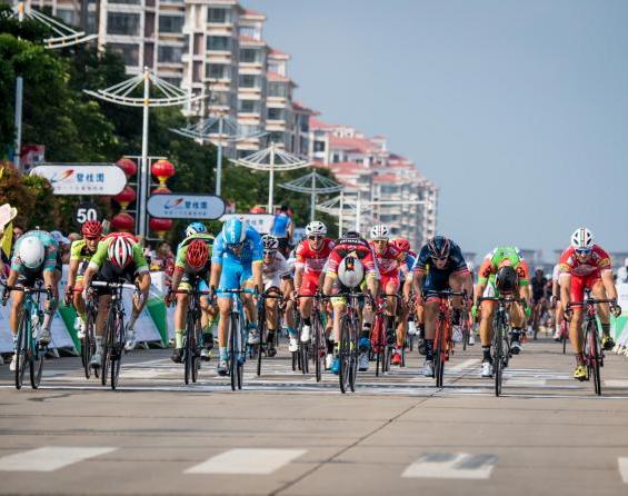 Lo sprint in dirittura darrivo al termine della seconda tappa del Tour of Hainan (www.tourofhainan.com)