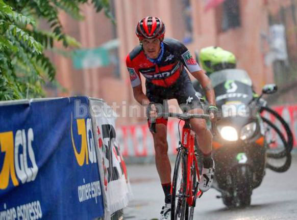 Alessandro De Marchi allattacco sulle ripide rampe del San Luca (foto Bettini)