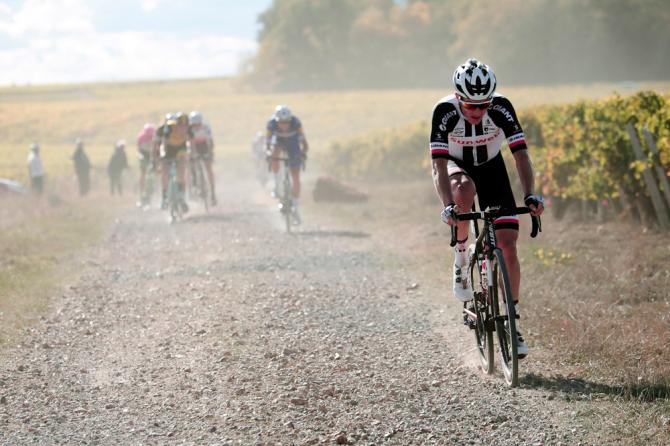 Il danese Søren Kragh Andersen allattacco sugli inediti sterrati proposti questanno per la prima volta alla classica Parigi-Tours (foto Bettini)