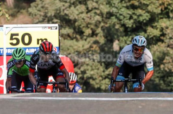 Ulissi e Lutsenko spuntano dietro lultima ripida rampa della salita di Selçuk (foto Bettini)